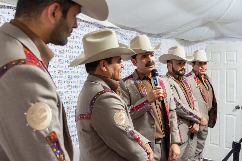 Minutos antes de subir al escenario Los Tucanes de Tijuana recibieron a la prensa duranguense donde confesaron sentirse aliviados por tener su propia productora para trabajar de forma independiente su música y así "no restringirle nada" a su público. Es precisamente con él y con Dios con quienes se sienten agradecidos por permitirles seguir sobre los escenarios y continuar creando música