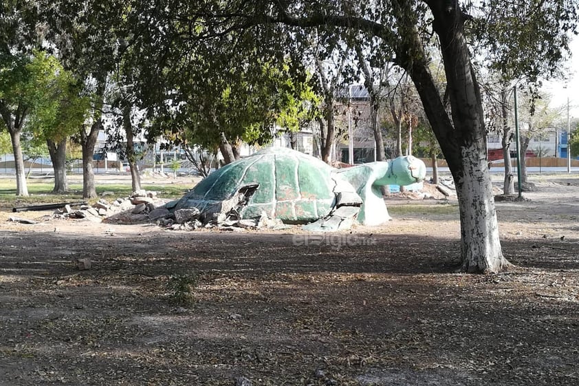 Olvidada. La emblemática tortuga del lugar tiene este aspecto pese a que anteriormente era un lugar en el que se divertían los niños.