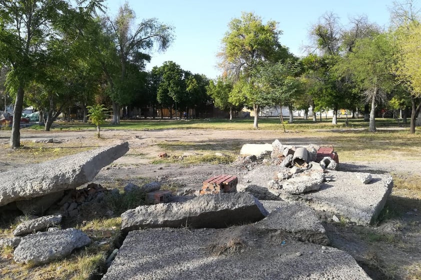 Sin caminos. Gran parte de los caminos al interior de la plaza fueron removidos, y el concreto de la misma se ha mantenido afectando a los paseantes con el peligro que el mismo representa.