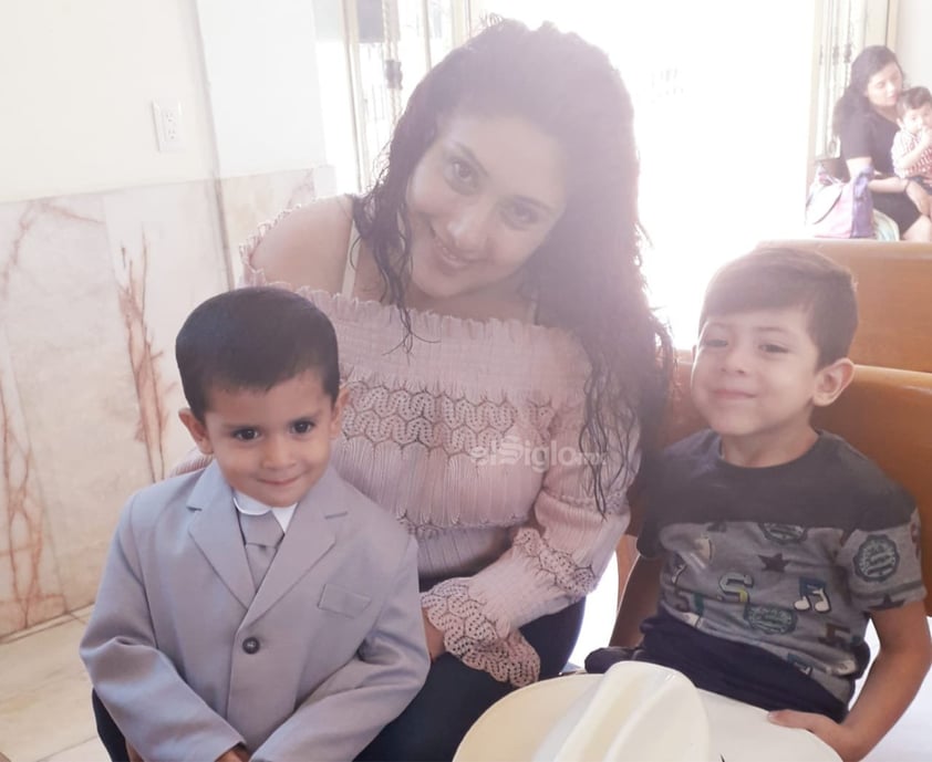 Mateo y Samuel con su mami Lucía.