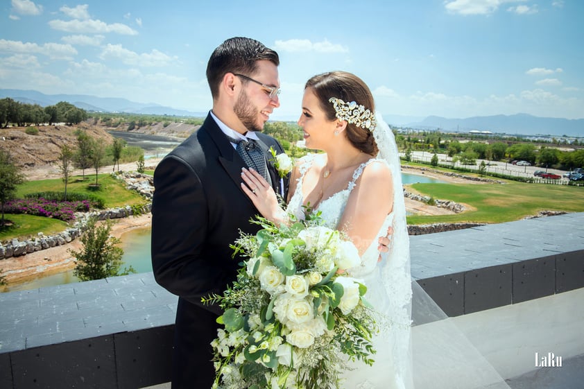 Seguros de que su amor será para siempre, decidieron unir sus vidas el pasado 27 de julio Brenda Karina Valdés Carreón y Eduardo Antonio Lee Martínez. La Misa se llevó a cabo en la Parroquia de Los Ángeles, oficiando el Sacerdote José de la Cruz, acompañando en tan emotivo momento sus padres: María Dolores Carreón Flores, Benito Valdés Jiménez, Alejandra Martínez y Sergio Arturo Lee Elías. Posteriormente, se ofreció una recepción en el Casino Condesa Real en donde familiares y amigos celebraron la felicidad de
la nueva pareja.- Estudio LaRu