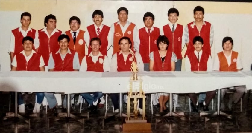 Mesa directiva del grupo de radio banda civil “Grupo algún día”, canal 15, en 1983.