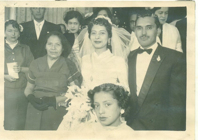 Matrimonio religioso del la Srita. Marina Ceniceros Medina y Sr. Javier Limones Gallegos (f) en la Catedral del
Carmen el 14 de febrero de 1956.