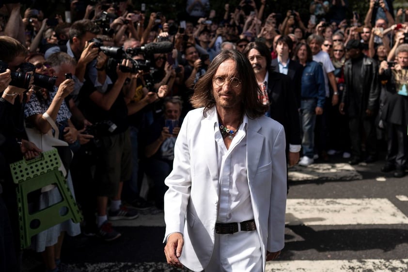 Cada año, miles de turistas atraviesan el paso de cebra de Abbey Road.