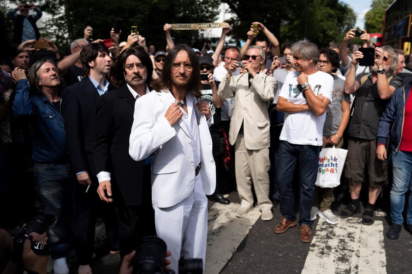 Centenares de personas se congregaron en el icónico cruce de la capital británica.