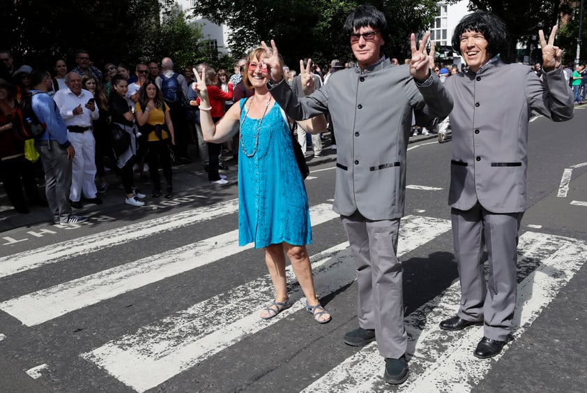 Para festejar la efeméride, un grupo de imitadores de los Beatles llegó a la calle de Abbey Road en una réplica del psicodélico Rolls Royce de John Lennon.