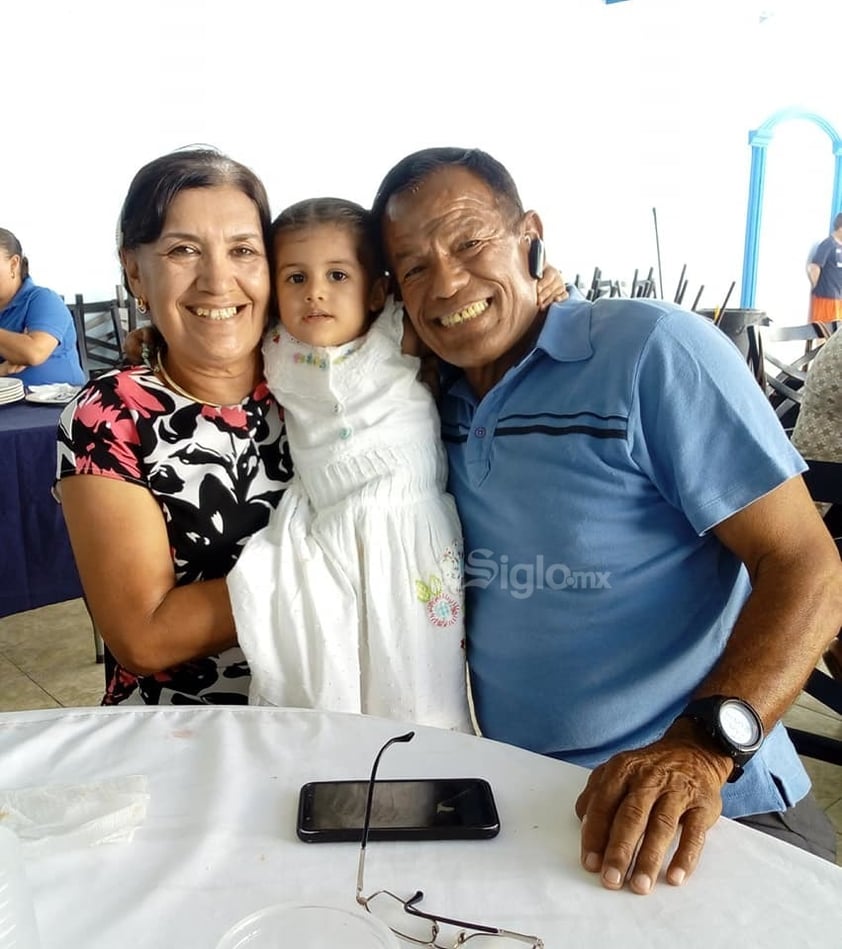 Yolanda, Emma y Carlos Bernardo.