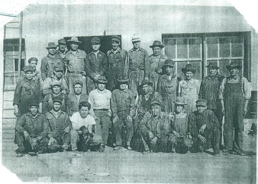 Ferrocarrileros en 1947 en la antigua Casa Redonda de Gómez Palacio frente al Departamento de Cobrería: Francisco López Martínez, José Ángel Jasso Torres, Rubén Ponce, Ramón Padilla Gómez, Juan Macías, Güero González, Juan de Santiago, Luis Ramón (vigilante), Raúl Najera Reyes, Gilberto Najera Reyes, Salvador Barrera, Tomás Macías, Ernesto Navarro Arroyo, Guillermo Romero García y Francisco Najera.