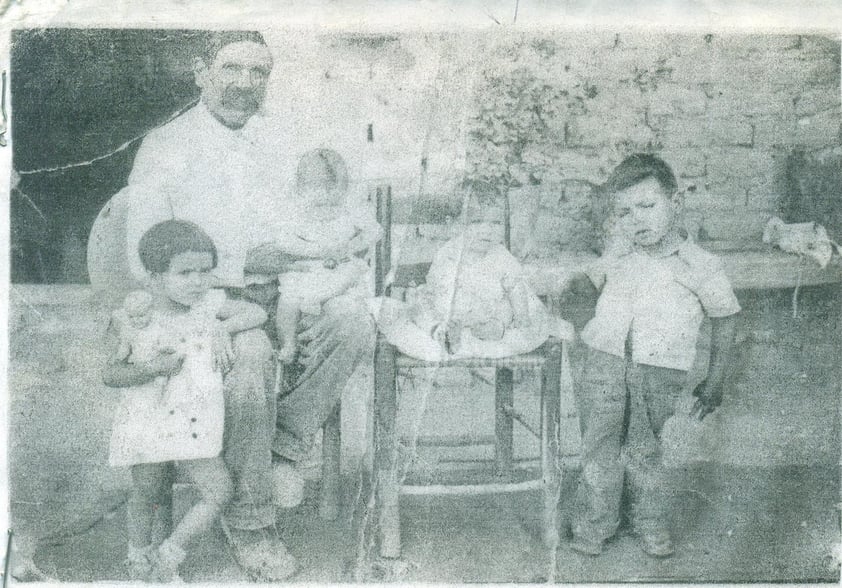 Sr. Leonardo Rosas acompañado de sus nietos: José, Manuelita, Enrique y Manuel Jáquez Rosas.