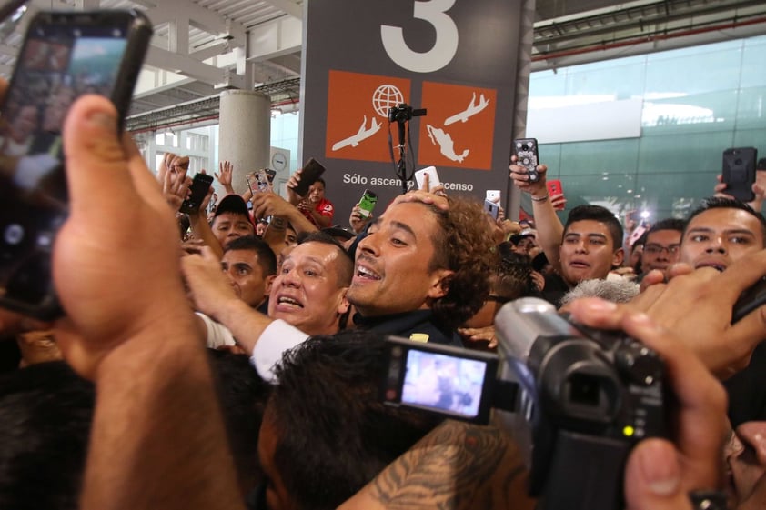 En los pasillos internos de la terminal se tomó fotos y en la banda por donde salió su equipaje, se vistió con ropa deportiva del América. Así salió sonriente ante la expectativa de sus simpatizantes, vestidos con camiseta del equipo, con banderas, mantas y carteles.