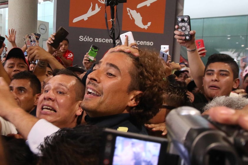 'Olé, olé, olé, Memo, Memo', gritaron eufóricos los hinchas que desde temprano se concentraron en la terminal dos del Aeropuerto de la capital mexicana, por donde arribó el portero de 34 años.