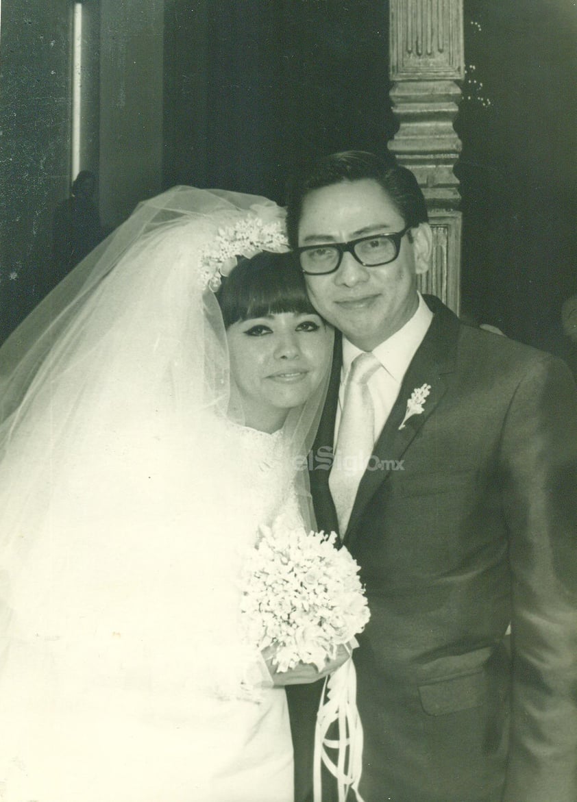 Graciela González Fernández y Gustavo León Wong en la Basílica
de Guadalupe de Gómez Palacio, Dgo. Fotografía del 16
agosto 1969.