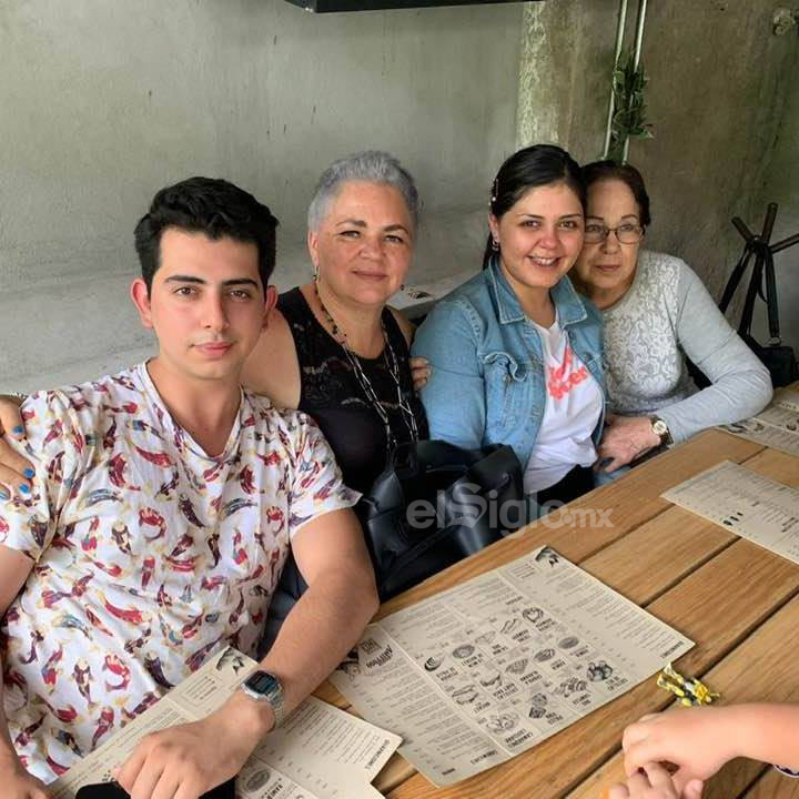 Queta Pérez con sus hijos disfrutando de un desayuno.