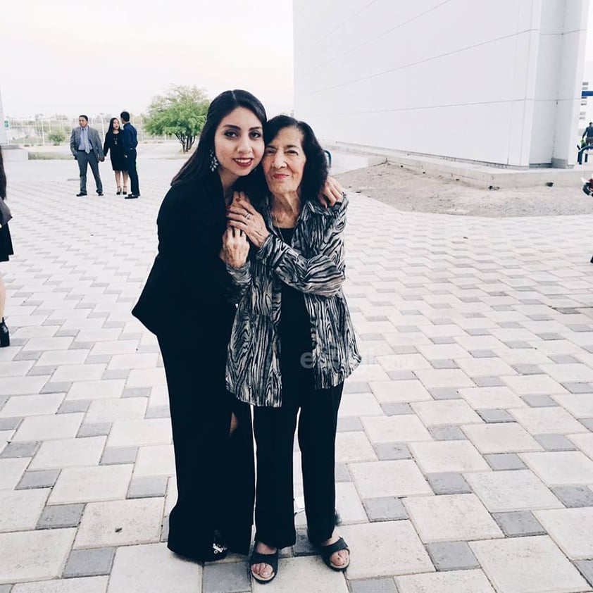 Ana González y su abuelita en una graduación.