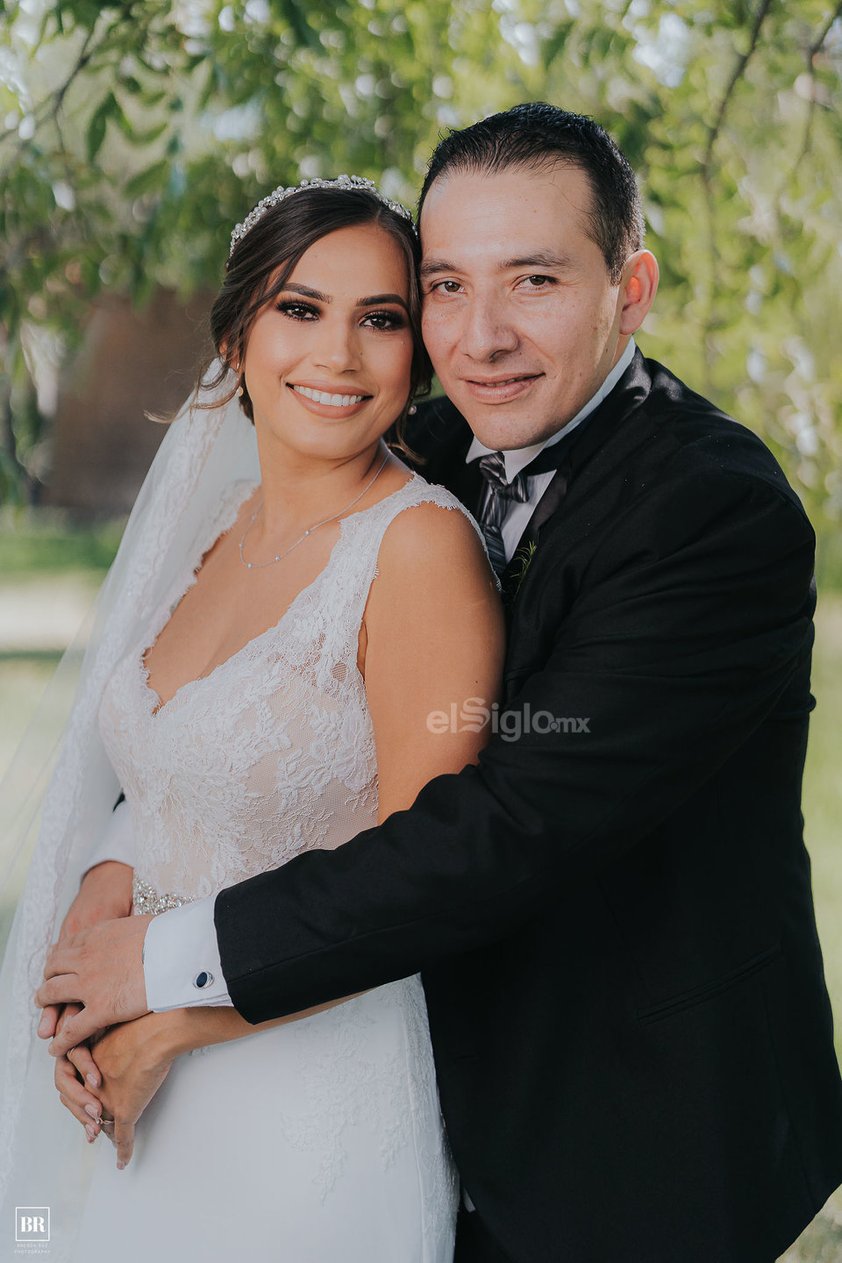 Esther Morales Vázquez y Eduardo Vega López unieron sus vidas para siempre en una emotiva y hermosa eucaristía que se llevó a cabo en la iglesia San Pedro Apóstol. Los novios
llegaron al altar con sus padres, Edmundo Morales Vázquez Enríquez, María Esther Vázquez de Morales; Arturo Vega Zepeda (f) y María Dolores López de Vega.