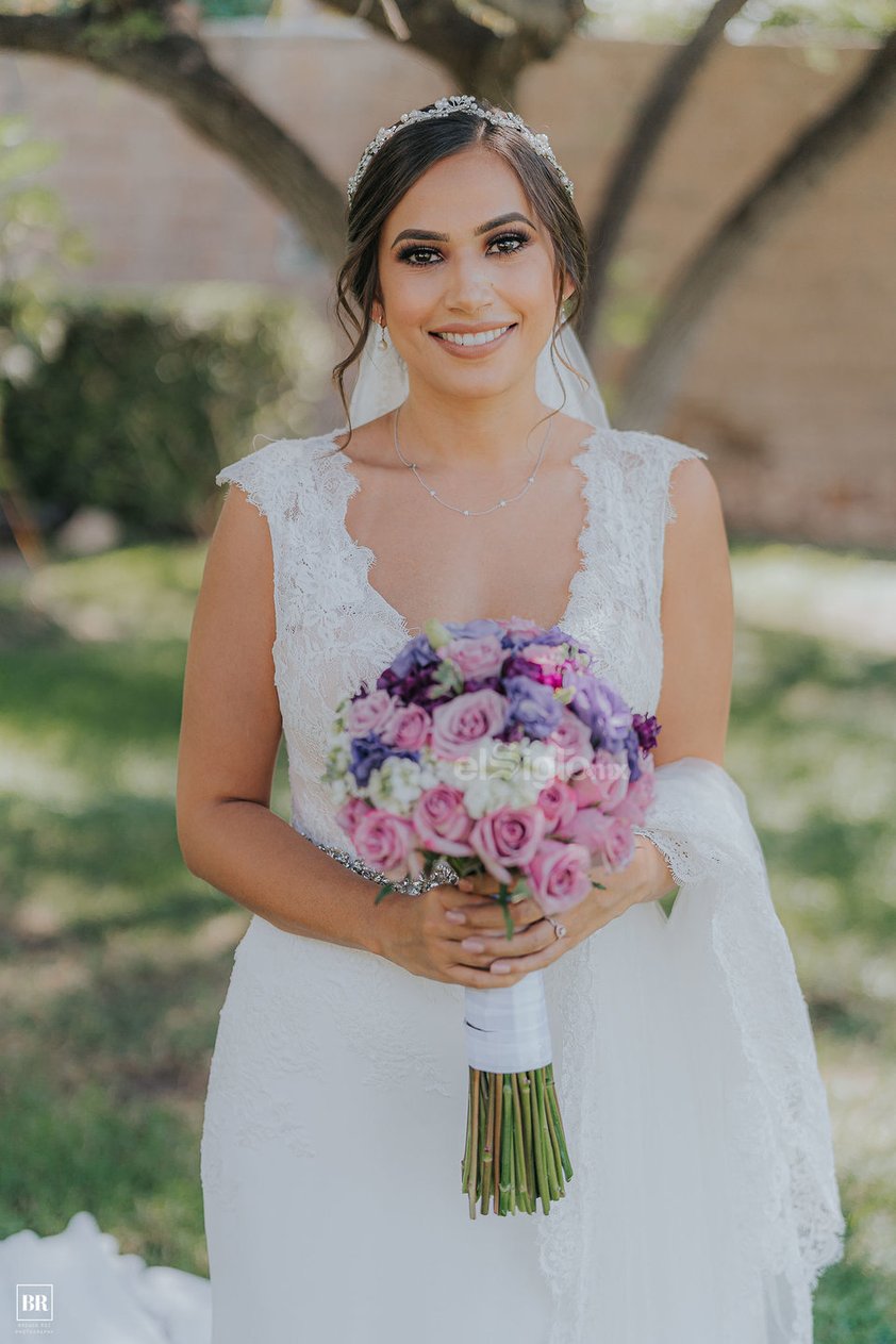 Esther Morales Vázquez y Eduardo Vega López unieron sus vidas para siempre en una emotiva y hermosa eucaristía que se llevó a cabo en la iglesia San Pedro Apóstol. Los novios
llegaron al altar con sus padres, Edmundo Morales Vázquez Enríquez, María Esther Vázquez de Morales; Arturo Vega Zepeda (f) y María Dolores López de Vega.