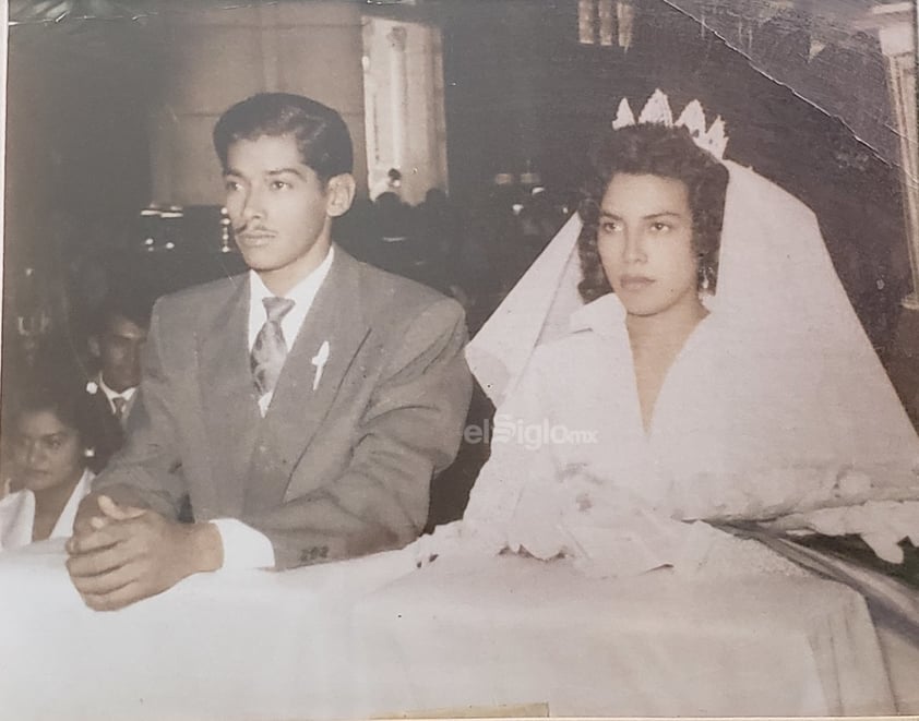 Ezequiel Félix Cadillo y Trinidad Mireles Briones, unieron sus vidas el 27 de agosto de 1958 en la Parroquia de Guadalupe en Gómez Palacio. Están celebrando 61 años de casados.