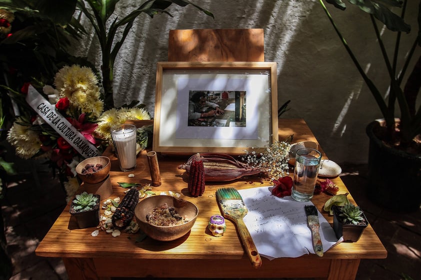 Homenaje y ofrendas a Francisco Toledo en el Instituto de Artes Gráficas en Oaxaca.