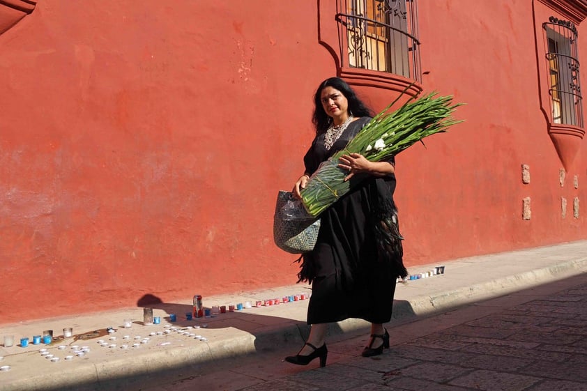 Alejandra Frausto, secretaria de Cultura, llevó una ofrenda florar al Instituto de Artes Gráficas de Oaxaca (IAGO) para rendir homenaje al artista Francisco Toledo.