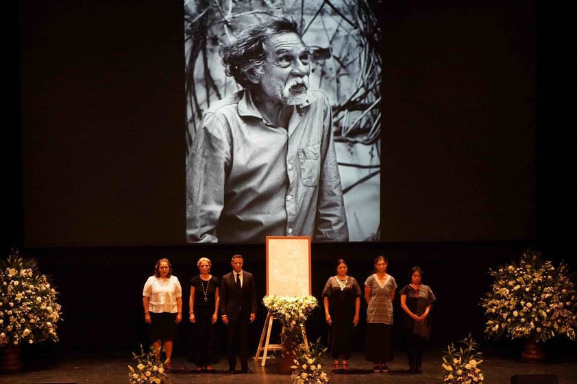 Alejandra Frausto, secretaria de Cultura, y Alejandro Murat, gobernador de Oaxaca, encabezan la guardia de honor en el Teatro Macedonio Alcalá en honor al artista Francisco Toledo, fallecido el jueves a los 79 años.