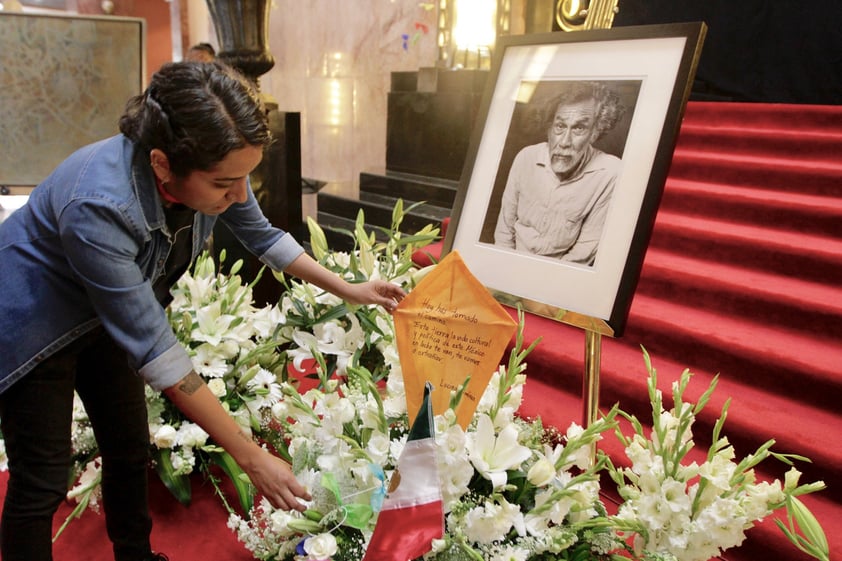 Múltiples muestras de afecto y respeto al maestro Francisco Toledo durante su homenaje en Bellas Artes.