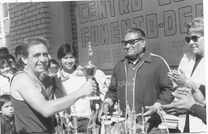 Entrega de trofeos en 1985 a Guillermo Plata.