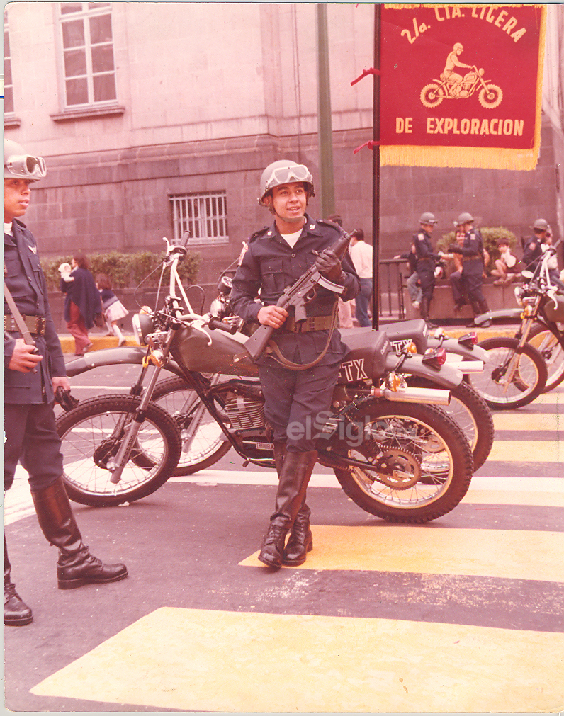 Hace 35 años el cabo fusilero paracaidista Rodolfo Álvarez Rángel, abriendo el desfile militar del 16 de septiembre de 1984, en la Cd. de México.