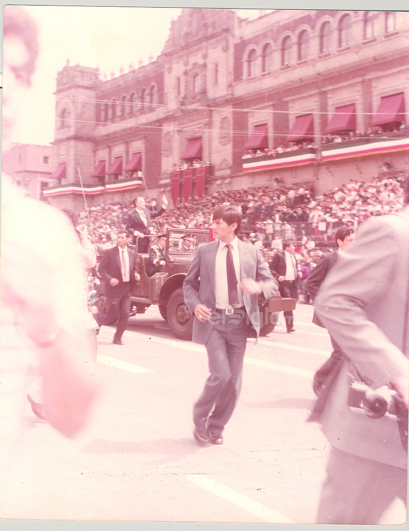 HACE 35 AÑOS EL 16 DE SEPTIEMBRE DE 1984 EL EXPRESIDENTE DE LA REPÚBLICA LIC. MIGUEL DE LA MADRID HURTADO ARRIBANDO AL PALACIO NACIONAL PARA PRESENCIAR EL DESFILE MILITAR EN LA CD. DE MÉXICO, D.F.