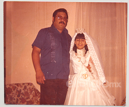 GERARDO VEYNA HERRERA, MAYELA VEYNA REYES EN SU PRIMERA COMUNIÓN ENERO 1977.