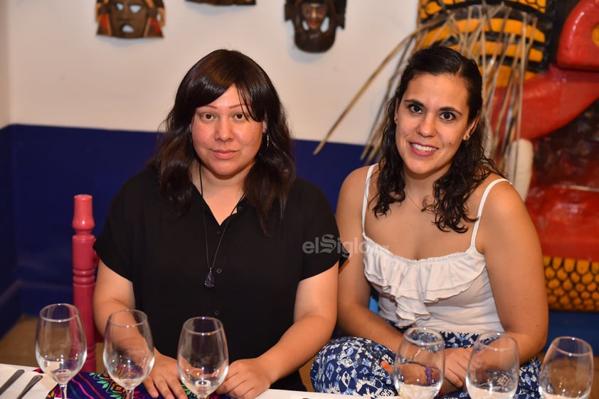 Amigas disfrutando de buena comida.