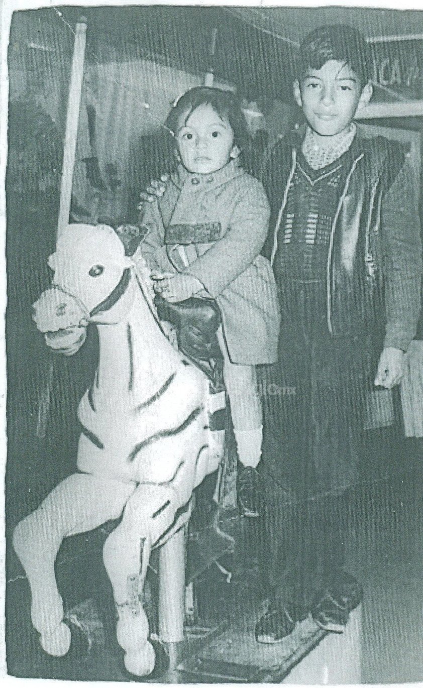 En la Ciudad de México, Marytere Limones en compañía de su hermano Javier Gerardo. Fotografía de 1968.