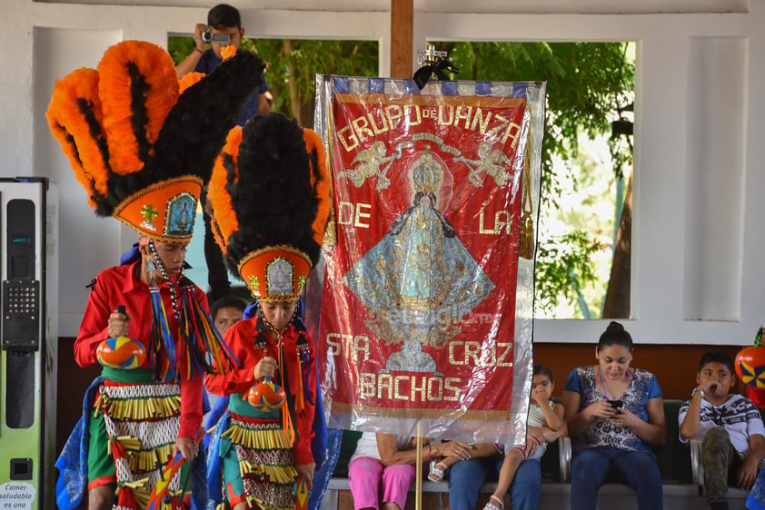 Cada carrizo vibra con la tradición de todo un barrio.