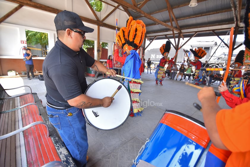 La percusión de sus arcos funge como contrapunto.