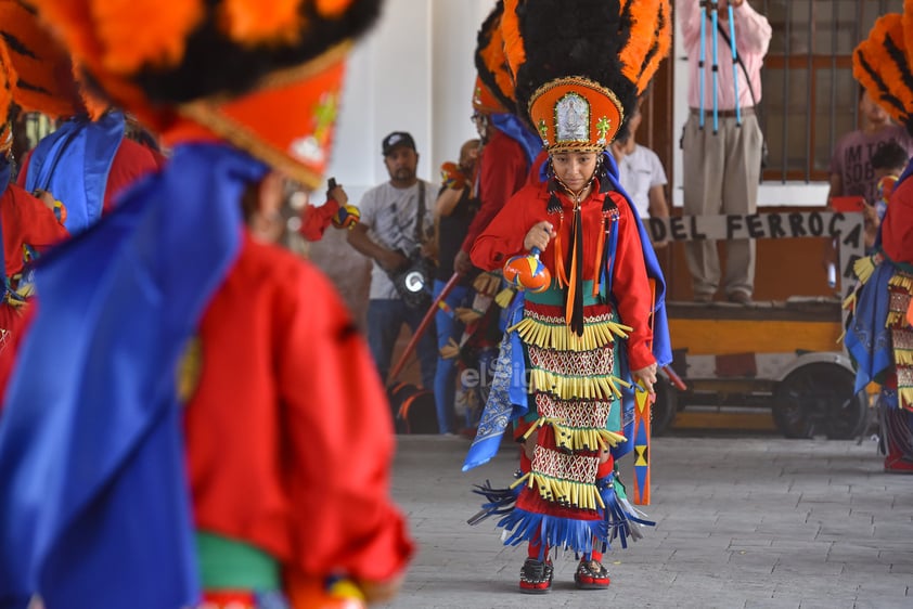 Se trata de la presentación del grupo de danza de la Santa Cruz Los Bachos, fundado en 1951 por Venancio Rodríguez, en las devotas terrazas del Cerro de la Cruz, en Torreón.