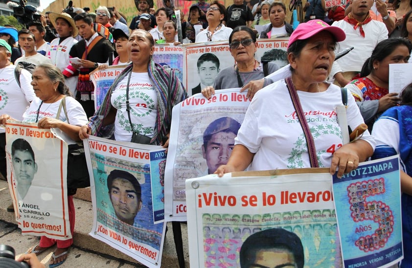 Posterior a la misa, un contingente de padres, asociaciones y grupos comenzaron una marcha rumbo al Zócalo capitalino.