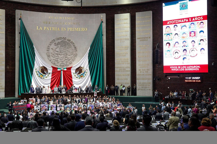 Padres de los 43 normalistas en San Lázaro.