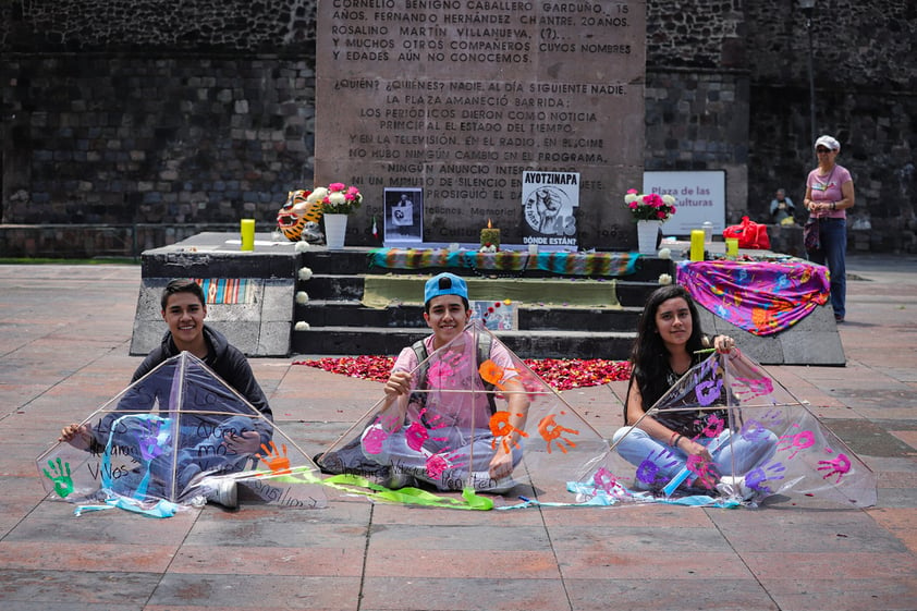 Papalotes por los 43 en Tlatelolco.