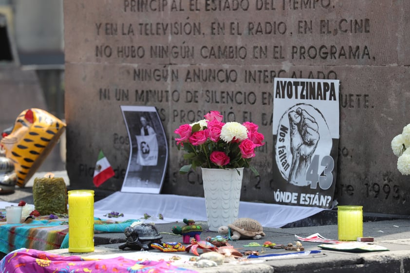 Papalotes y ofrendas por los 43 en Tlatelolco.