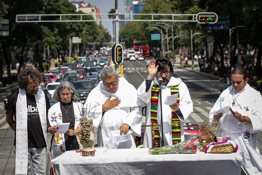 Misa en honor a los desaparecidos de Ayotzinapa en la columna de la Independencia en el Paseo de la Reforma.