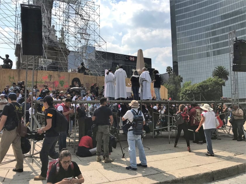 Homilía en honor a los estudiantes de Ayotzinapa a la sombra del monumento a la Independencia.