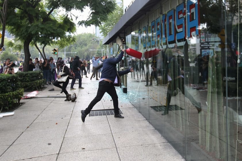 Durante la marcha de conmemoración de cinco años de los 43 normalistas desaparecidos en Ayotzinapa, un grupo de personas encapuchadas han aprovechado la movilización para generar destrozos y vandalismo en diversos inmuebles.