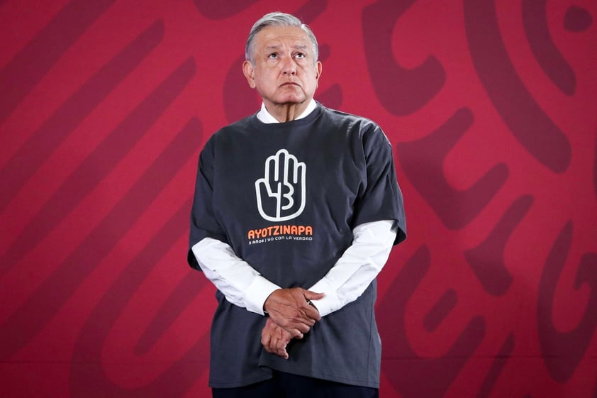 El presidente Andrés Manuel López Obrador utilizó una playera en referencia al caso Ayotzinapa durante su conferencia matutina en Palacio Nacional.