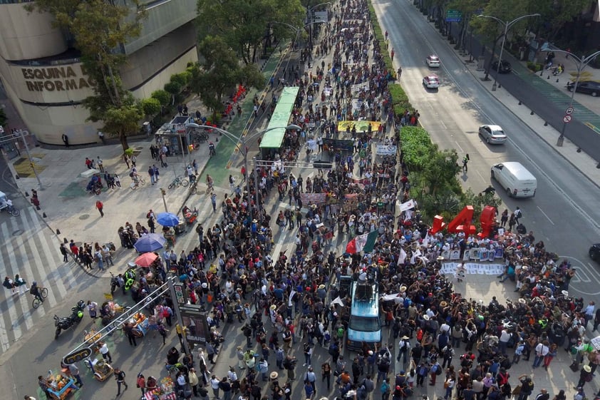 Padres de los 43 normalistas de Ayotzinapa desaparecidos hace cinco años encabezan la marchan sobre Paseo de la Reforma.