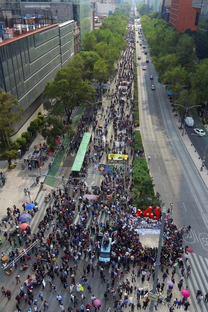 Padres de los 43 normalistas de Ayotzinapa desaparecidos hace cinco años encabezan la marchan sobre Paseo de la Reforma rumbo al Zócalo para exigir justicia.