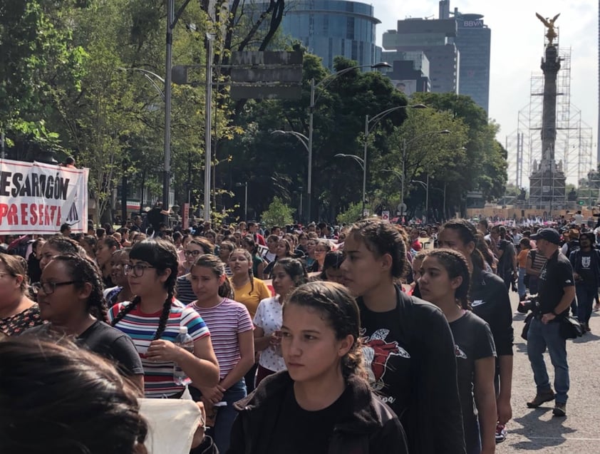 Posterior a la misa, un contingente de padres, asociaciones y grupos comenzaron una marcha rumbo al Zócalo capitalino.