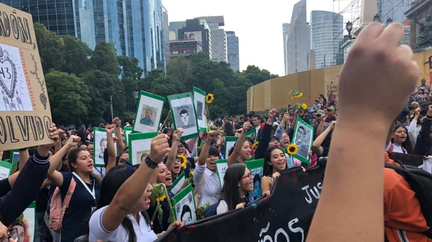 Posterior a la misa, un contingente de padres, asociaciones y grupos comenzaron una marcha rumbo al Zócalo capitalino.