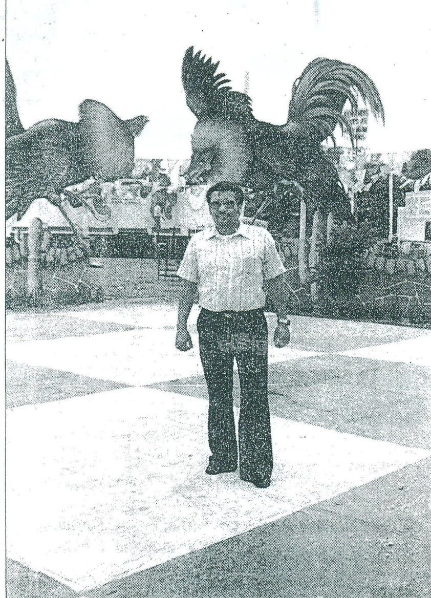 El locutor Antonio Lozoya Pérez en una fiesta mexicana celebrada el 15 de septiembre de 1976, organizada por el Manuel Muñiz socorrista de la Cruz Roja en 1962. grupo Oir Laguna.