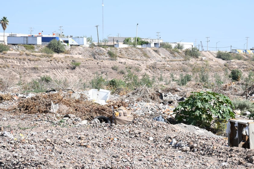 Escombro. En el lecho se pueden encontrar distintos tipos de residuos. Sin embargo, gran parte de la basura es escombro o ramas de árboles.