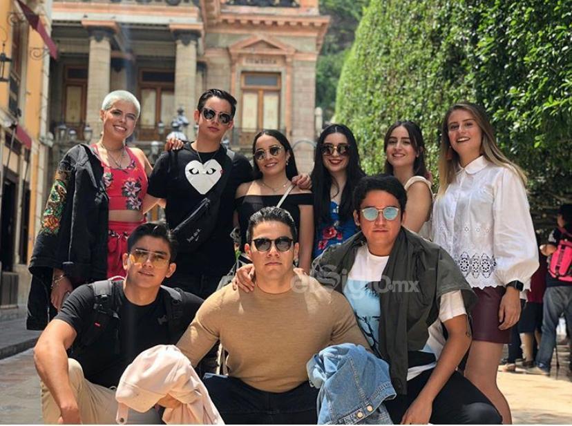 Manuel Alvarado y sus amigos disfrutando de un viaje estudiantil.