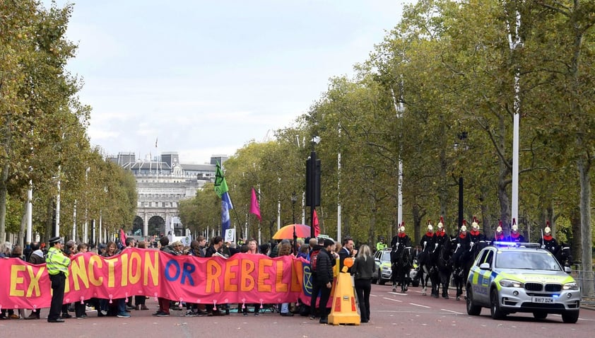 Su principal forma de protesta consiste en bloquear accesos, ya sea de tráfico o a edificios.